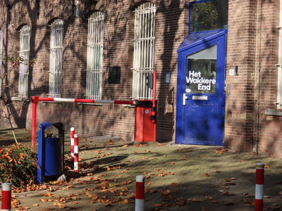 912252 Gezicht op een deel van de voorgevel van het voormalige Huis van Bewaring (Gansstraat 164) te Utrecht, met de ...